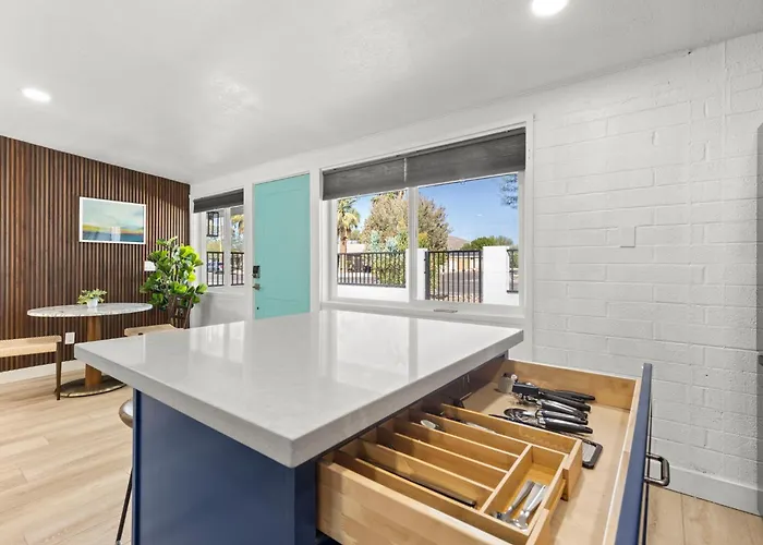 Holiday home Brand New W Parking Blocks From Oldtown- 3c